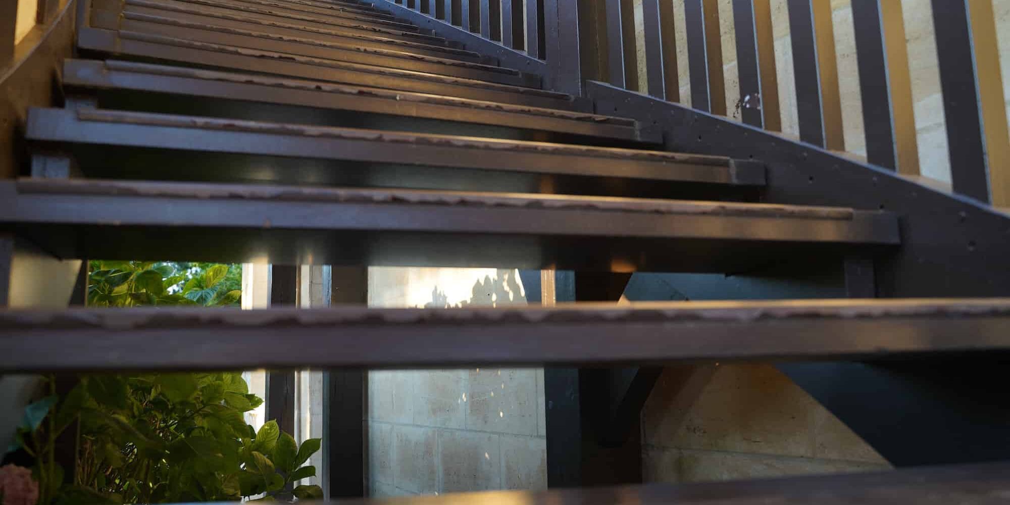 All-american-painting-plus-4-problems-you-avoid-when-professional-painters-clean-exterior-steps