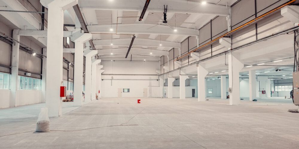 Empty,Moderna,And,Spacious,Warehouse,Currently,Under,Work.
